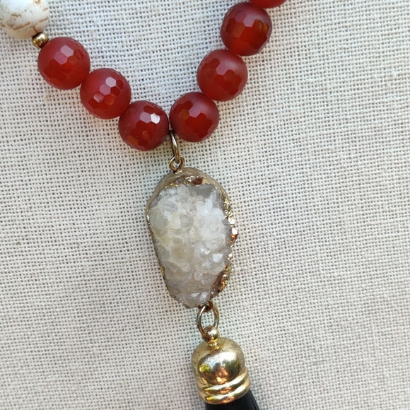 Boho 30" red jade and white howlite turquoise druzy tassel necklace - Picture 4 of 16